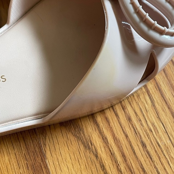 Mini Mellisa + Vitorino Campos Light Pink Patent Leather Bow Sandals. - Picture 7 of 8